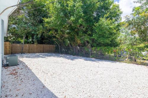 Lovely 2 bed 1 Bath near Las Olas W/Free parking! thumb 4