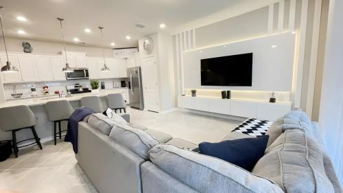 Private Pool Home 5BE&4BA at Solterra Resort 4800, Davenport