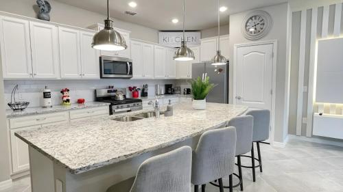 Private Pool Home 5BE&4BA at Solterra Resort 4800 in Davenport, USA