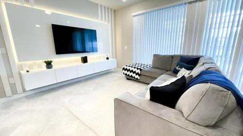 Private Pool Home 5BE&4BA at Solterra Resort 4800 in Davenport, USA