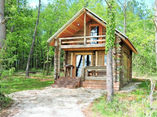 Grand tipis confortable, authentique chalets en rondins et belle maison Périgourdine avec piscine et vue Lascaux en Périgord