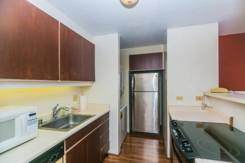 One Bedroom Condos with Lanai near Ala Wai Harbor - Perfect for 2 Guests