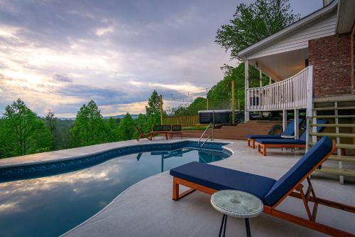 Massive Asheville Compound A Memorable Experience in 威弗維爾 (NC)