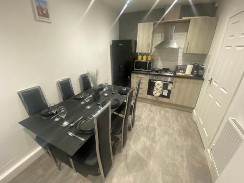 3- Bedroom House -Private Parking - Contractors Welcome- 2 Min M62 - Huddersfield