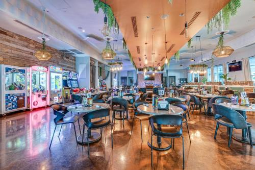 Restaurant, Palms of Destin, Gulf and pool views, Great amenities in Destin (FL)
