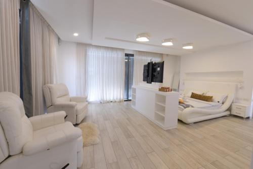 New ! 430m Luxury Best Top Class 8-Bdr Exclusive Villa Top Design HEATED Pool Jucuzzi Sauna - image 2