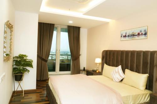 Penthouse with balcony in GoldCrest DHA - image 13