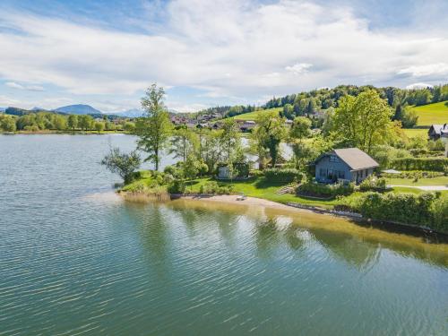 Vaade, Exklusives Seehaus LAKEHOUSE in Bestlage mit privaten Sandstrand und eigenem Boot und SUP in Obertrum Am See