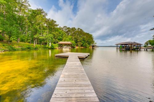 Beachfront Dadeville Family Escape on Lake Martin! in Dadeville, Vereinigte Staaten von Amerika