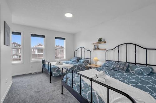 LovelyHome-Foosball-NearAirport-5 Queen Beds -Air conditioning