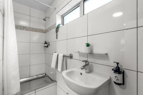 Self Contained Unit - 2 Room image 10