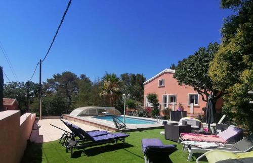 Villa piscine calme forêt plage