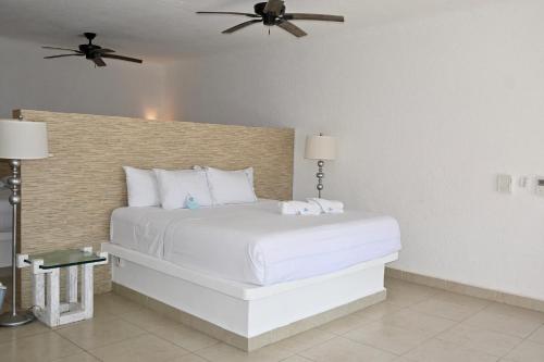 Pelicano Inn Playa del Carmen - Beachfront Hotel in Playa del Carmen, Mexico