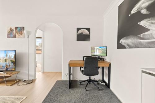 Large 1-Bed with Swimming Pool in Iconic Bondi - image 5