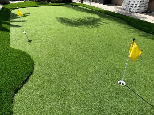 Oasis with heated pool, mini golf, hot tub & barbq area in Oceanside, USA
