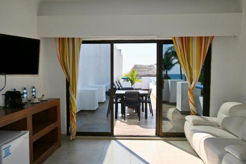 Pelicano Inn Playa del Carmen - Beachfront Hotel