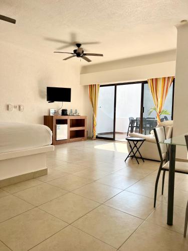 Pelicano Inn Playa del Carmen - Beachfront Hotel