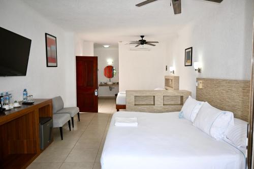 Pelicano Inn Playa del Carmen - Beachfront Hotel