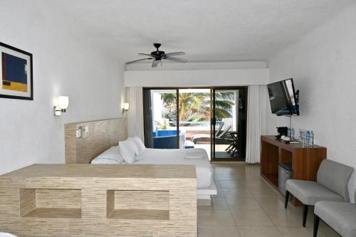 Pelicano Inn Playa del Carmen - Beachfront Hotel