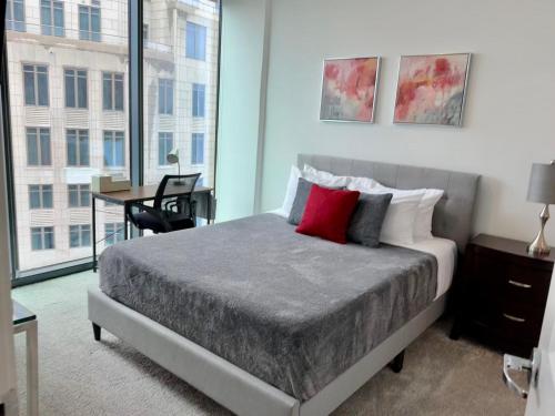 Ruby Getaway-Highrise, Balcony, Year-round Pool, City View! in Atlanta, USA