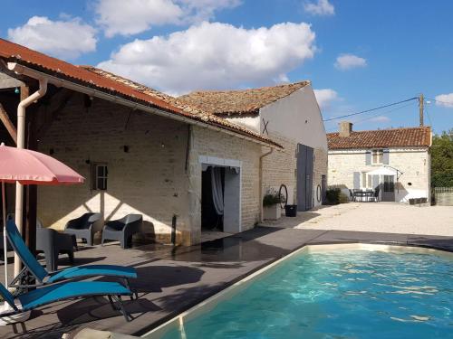Appealing holiday home in Loubigné with private pool - Location saisonnière - Loubigné