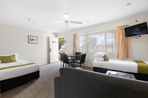 Deluxe One-Bedroom Suite with Bathtub