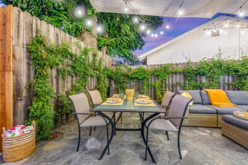 Modern Cottage, Hot Tub, Bistro Patio, Putting Green, Walk to All! in Thousand Oaks, USA