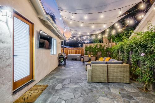 Modern Cottage, Hot Tub, Bistro Patio, Putting Green, Walk to All! in Thousand Oaks, USA