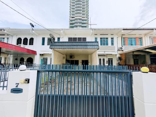 7 Home4Stay Peaceful GurneyTerrace 4BR15pax Shops & Eateries
