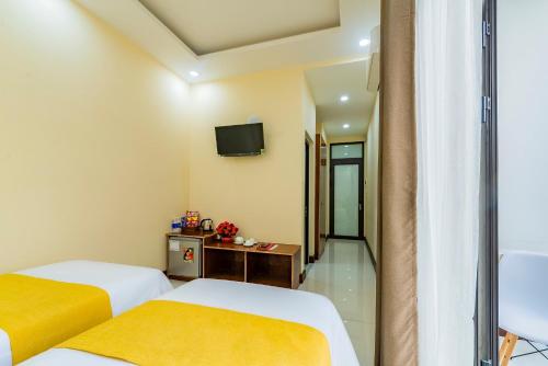 Twin Room with Pool View image 8