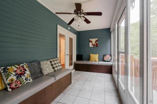 Dutch Creek Cottage- 10 mins to Lake Murray! in Irmo, USA