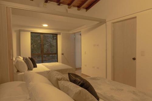 203 Enigmatic Loft with Jacuzzi, Medellín (photo 5)