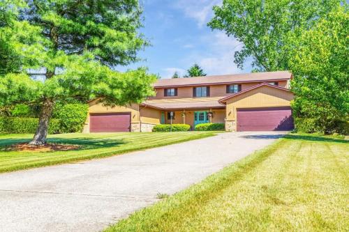 Countryside Family Cottages near Lake Bella Vista in Rockford, USA