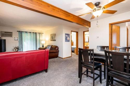 Countryside Family Cottages near Lake Bella Vista in Rockford, USA