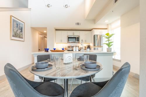 RiverWalk PentHouse Oasis w/Free Parking Gym Pool near San Antonio Művészeti Múzeum