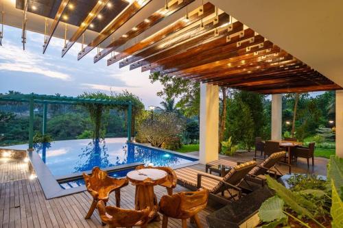 Peldbaseins, Villa Woods & Palms in Marchinaickenpalayam