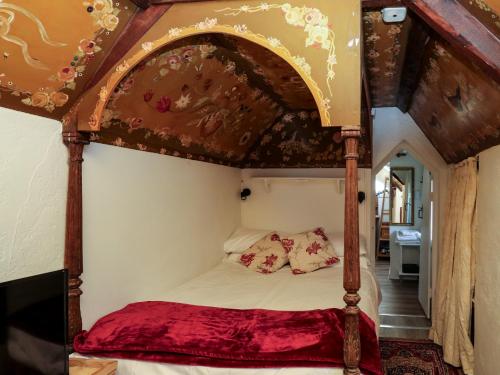 Toad Hall Cottage - image 2