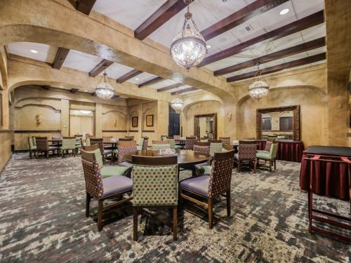餐廳, 克利夫蘭機場皇冠假日酒店-洲際酒店集團旗下 (Crowne Plaza Cleveland Airport By IHG) in 米德爾堡海茨