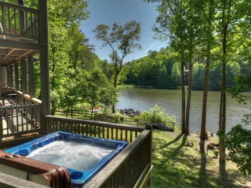 Mountainview Lake Retreat in Ellijay, USA