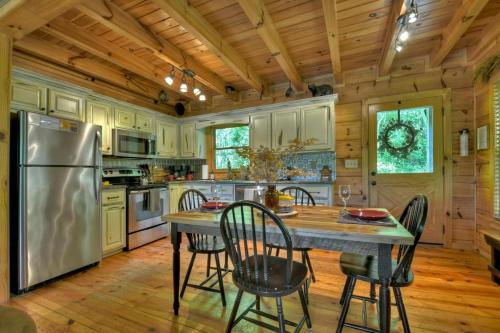 Mountainview Lake Retreat in Ellijay, USA