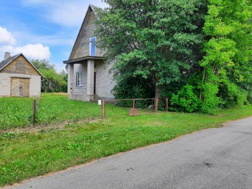 House with spacious garden and a simple sauna in Nurga