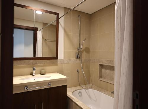 Elegant 1BR Oasis Burj Vista Steps to Burj Khalifa - 11AB08, Dubai (Foto 3)