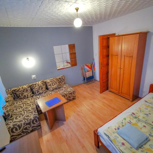 1 double bed, 2 twin beds