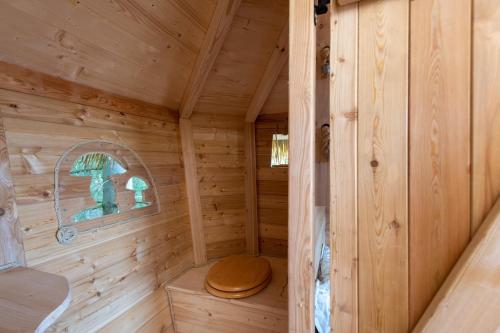 Vannas istaba, Treehouse U lesa in Osecna