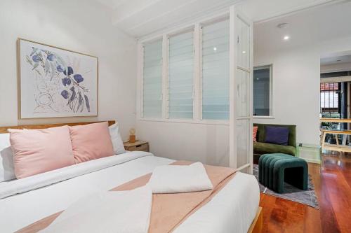 Eclectic Rushcutters Gem - Foosteps to the Harbour - image 12