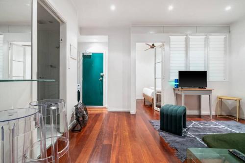Eclectic Rushcutters Gem - Foosteps to the Harbour - image 3