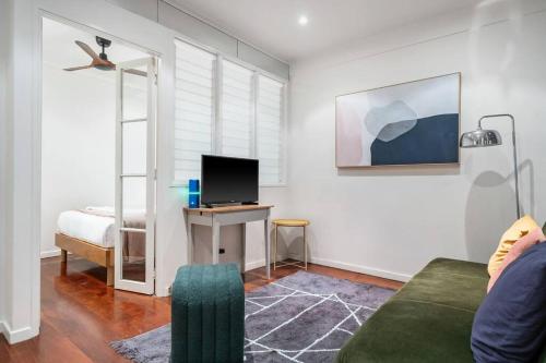 Eclectic Rushcutters Gem - Foosteps to the Harbour - image 6
