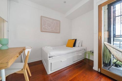 Eclectic Rushcutters Gem - Foosteps to the Harbour - image 4