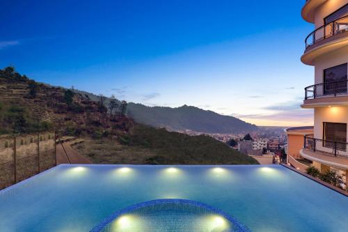 수영장, 레몬 트리 프리미어 부다닐칸타 카트만두 네팔 (Lemon Tree Premier Buddhanilkantha Kathmandu Nepal) in 카트만두