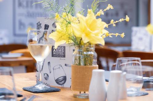 Kings Arms Hotel - image 3